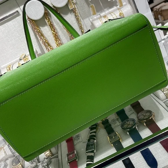 Michael Kors Voyager Large Saffiano Leather Tote Bag
Jangle Green 
NWT - Picture 5 of 16